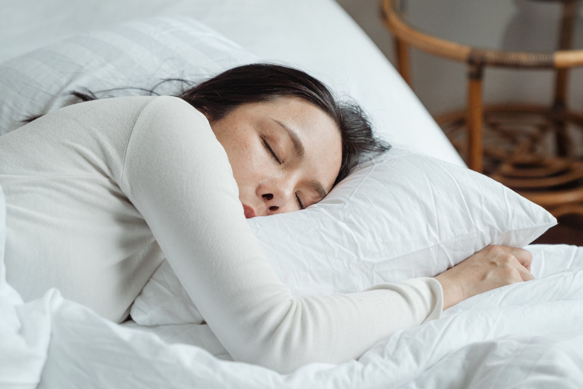 ¿Qué pasa si duermo sin almohada?